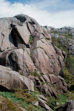 Norveç, Avrupa 'daki Egersund' da Trollpikken 'e giden yürüyüş pistinin kaya oluşumları