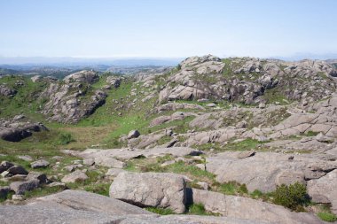 Norveç, Avrupa 'daki Egersund' da Trollpikken 'e giden yürüyüş pistinin kaya oluşumları