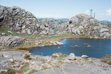 Norveç 'in dağlarındaki dev kayalar. Göl, Trollpikken, Norveç, Avrupa' daki Egersund. 