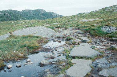 Norveç 'in dağlarındaki dev kayalar. Göl, Trollpikken, Norveç, Avrupa' daki Egersund. 