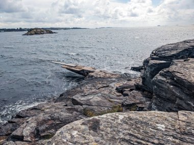 Kayalık deniz sahil güzel manzara