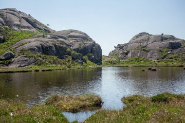 Norveç 'in dağlarındaki dev kayalar. Göl, Trollpikken, Norveç, Avrupa' daki Egersund. 