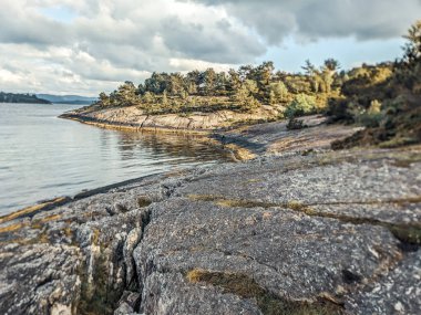 Deniz ve dalgalarla dolu güzel kayalık kıyı şeridi 