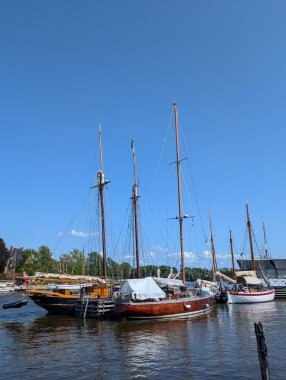 Güneşli bir günde güzel bir limanın manzarası