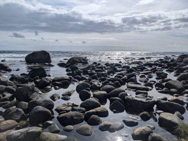 Kayalıklı güzel deniz manzarası 