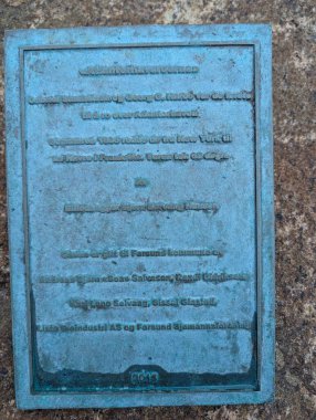 Yerel tarihte bir kamu parkında önemli olayları vurgulayan tarihi işaretleyici