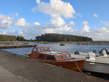 Güneşli bir günde güzel bir limanın manzarası
