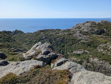  Norveç 'teki kayalık deniz kıyısının manzarası