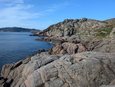  Norveç 'teki kayalık deniz kıyısının manzarası