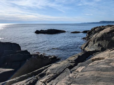  Norveç 'teki kayalık deniz kıyısının manzarası