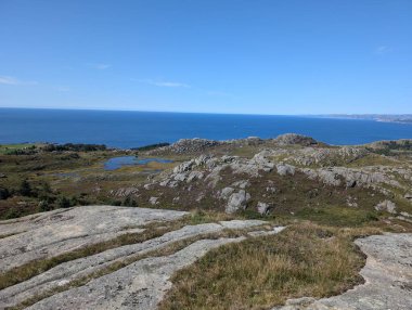  Norveç 'teki kayalık deniz kıyısının manzarası