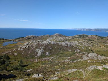  Norveç 'teki kayalık deniz kıyısının manzarası
