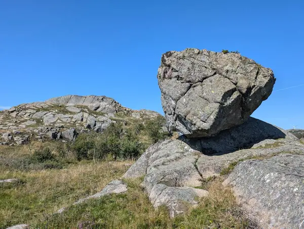 Kaya oluşumlu dağ manzarası, Trollpikken, Norveç, Avrupa 'da Egersund