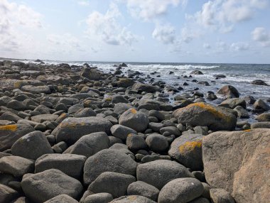  Norveç 'teki kayalık deniz kıyısının manzarası