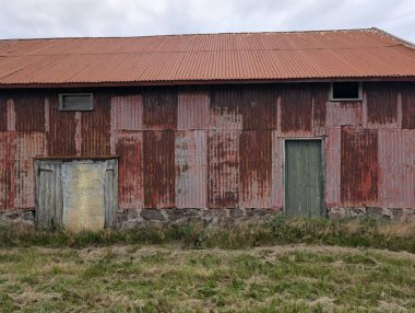 Kırmızı boyalı eski ahır evleri.