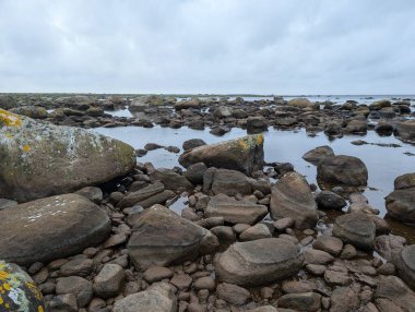 Taşları ve bulutlu gökyüzü olan güzel nehir manzarası 