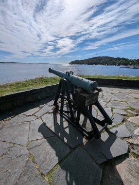 Kale ve denizdeki antik topun görüntüsü