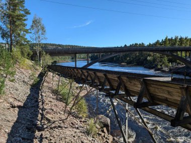 Steinsfossen şelalesi ve Setesdalsbanen demiryolu yakınlarındaki Vennesla 'da (Tommarrenna) ahşap yol. 