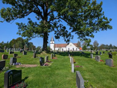 Tarihi mezarlıktaki kilise ve mezar taşı manzarası