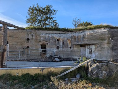 Şehrin antik kalesinin yıkıntıları doğanın arka planında