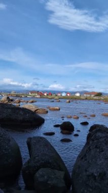 Norveç 'in Rogaland ilçesindeki Karmoy Belediyesindeki Veavagen yerleşiminin deniz manzarası ve renkli evleri