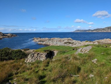Uçurumların güzel manzarası ve denizin kayalık kıyıları