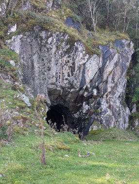 Dağlardaki antik mağaranın güzel manzarası
