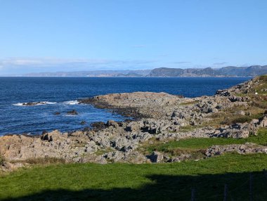 Uçurumların güzel manzarası ve denizin kayalık kıyıları