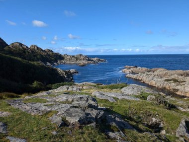 Uçurumların güzel manzarası ve denizin kayalık kıyıları