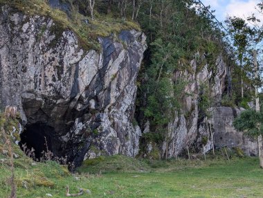 Dağlardaki antik mağaranın güzel manzarası