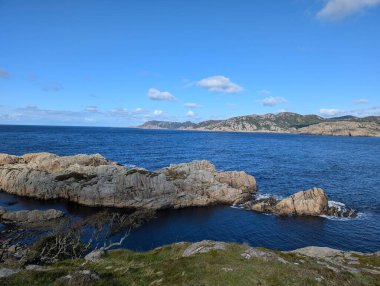 Uçurumların güzel manzarası ve denizin kayalık kıyıları