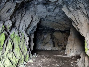 Dağlardaki antik mağaranın güzel manzarası