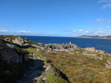 Uçurumdaki deniz fenerinin ve denizin güzel manzarası