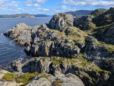 Uçurumların güzel manzarası ve denizin kayalık kıyıları
