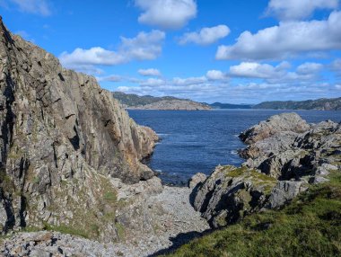 Uçurumların güzel manzarası ve denizin kayalık kıyıları