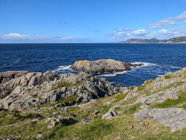 Uçurumların güzel manzarası ve denizin kayalık kıyıları