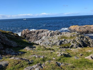 Uçurumların güzel manzarası ve denizin kayalık kıyıları