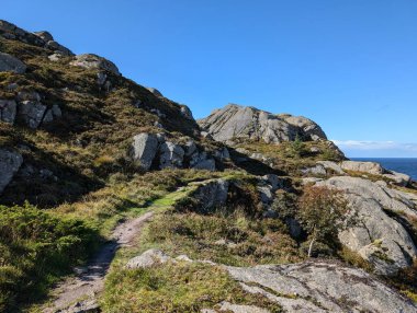 Uçurumların güzel manzarası ve denizin kayalık kıyıları