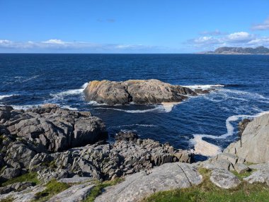 Uçurumların güzel manzarası ve denizin kayalık kıyıları