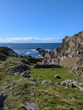 Uçurumların güzel manzarası ve denizin kayalık kıyıları