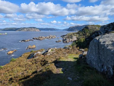 Uçurumların güzel manzarası ve denizin kayalık kıyıları