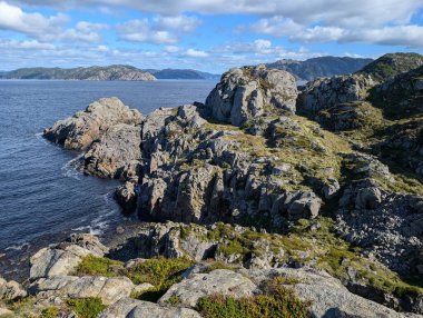 Uçurumların güzel manzarası ve denizin kayalık kıyıları
