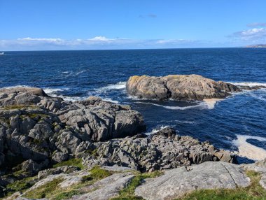 Uçurumların güzel manzarası ve denizin kayalık kıyıları