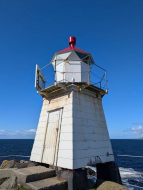 Uçurumdaki deniz fenerinin ve denizin güzel manzarası