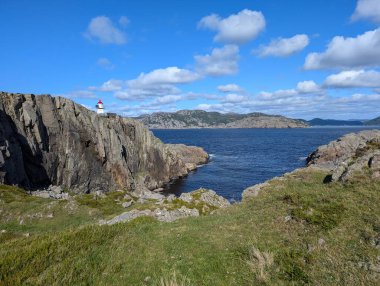 Uçurumdaki deniz fenerinin ve denizin güzel manzarası