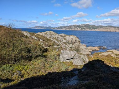 Uçurumların güzel manzarası ve denizin kayalık kıyıları