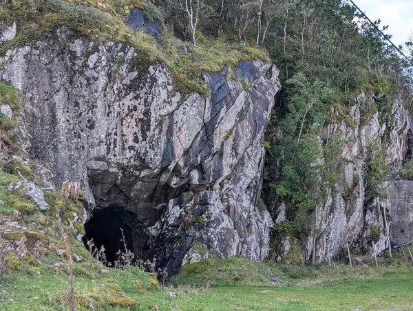 Dağlardaki antik mağaranın güzel manzarası