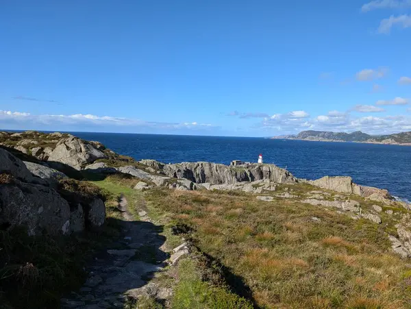Uçurumdaki deniz fenerinin ve denizin güzel manzarası