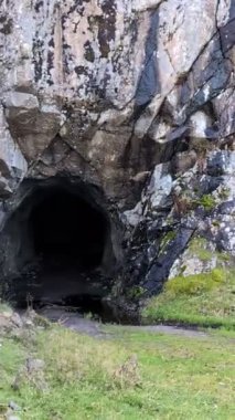 Dağlardaki mağaranın girişinin manzarası