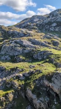 Norveç 'in kuzeyindeki güzel kayalık kıyı